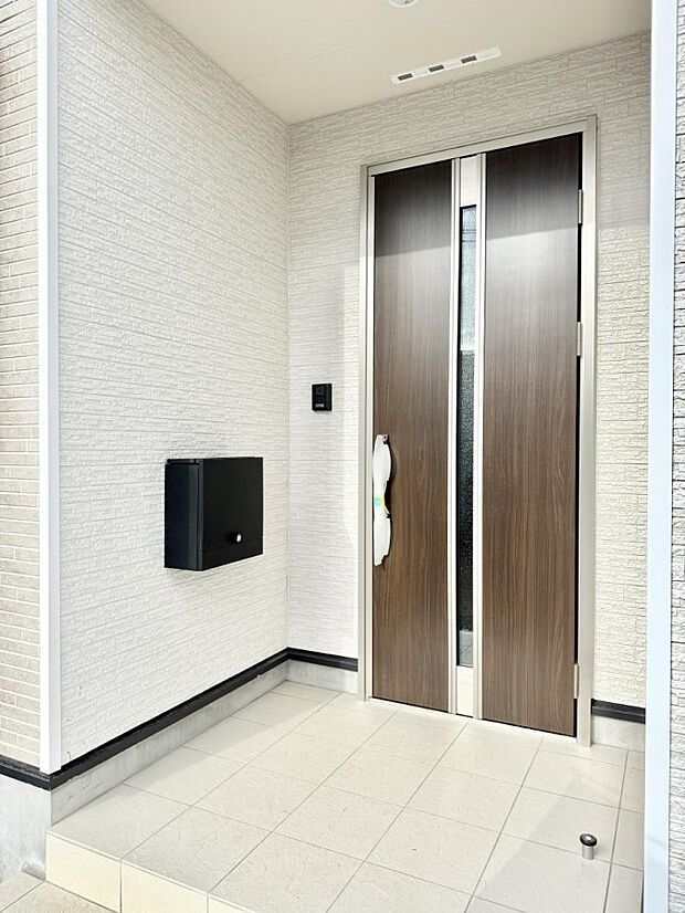 【玄関】■ 心地よい暮らしへとつながる、温かい玄関