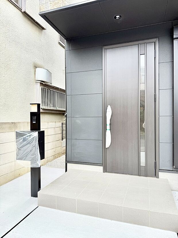 【玄関】■ 心地よい暮らしへとつながる、温かい玄関