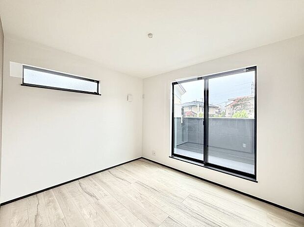 【リビング以外の居室】■落ち着いた色合いのお部屋で穏やかな時間を楽しめます