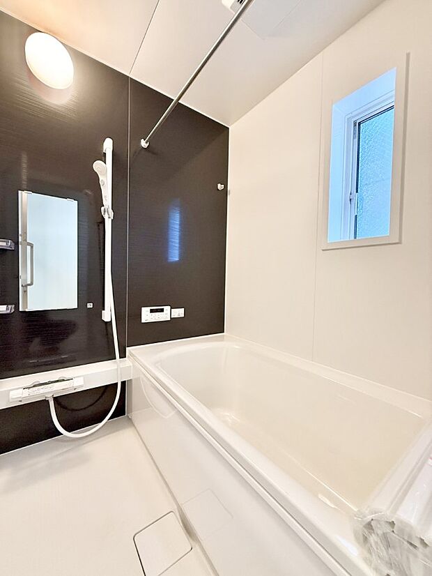 【浴室】■落ち着いた色合いの壁面、ゆっくり寛げるバスルーム