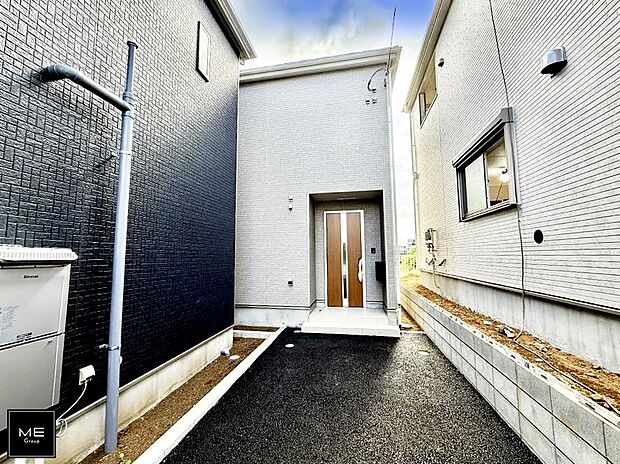 【現地外観写真】■暮らしを彩る充実した設備仕様が備わった住まい