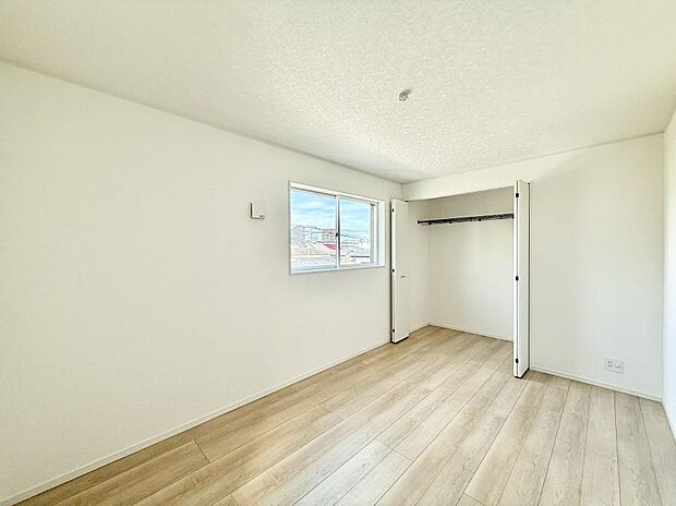 【寝室】■シンプルな空間で、収納付きベッドやデスクなど、多機能な家具を活用しやすいです