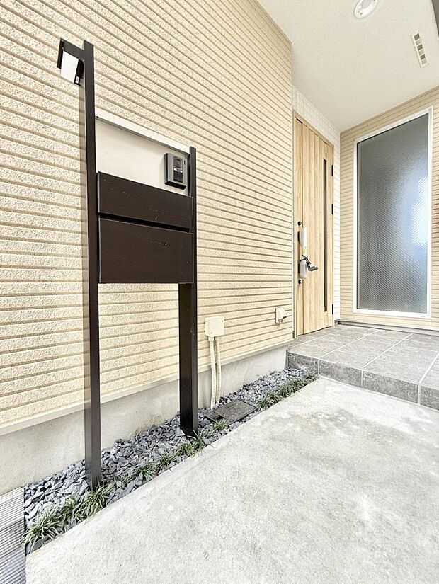 【玄関】■ シンプルで美しく、住まいの第一印象を彩る玄関です