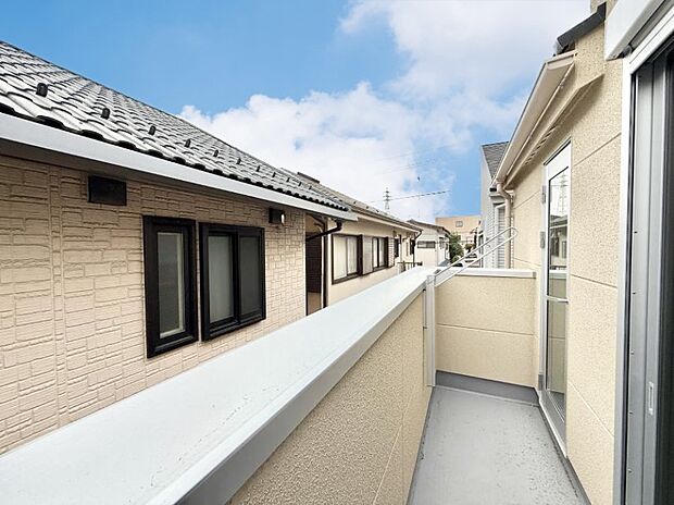 【バルコニー】■ 朝のコーヒーや夜の星空を楽しむ、癒しの場所