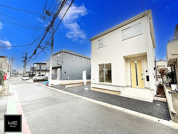 【前面道路含む現地写真】■暮らしを彩る充実した設備仕様が備わった住まい