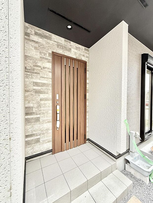 【玄関】■ 帰るたびにホッとする、安心感のある佇まい