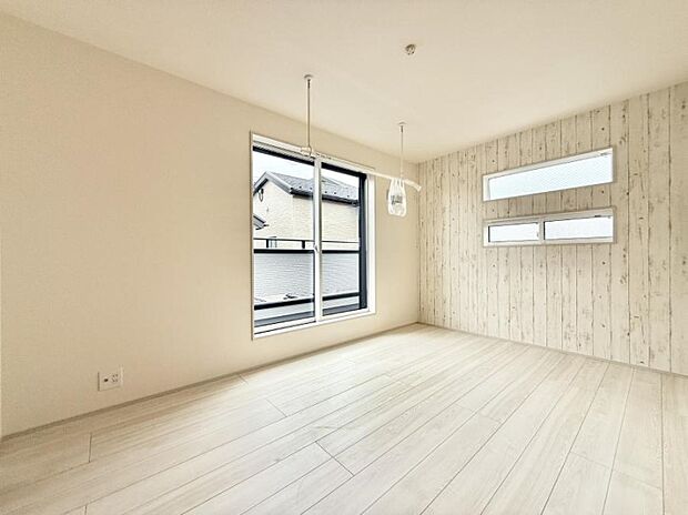 【リビング以外の居室】■落ち着いた色合いのお部屋で穏やかな時間を楽しめます