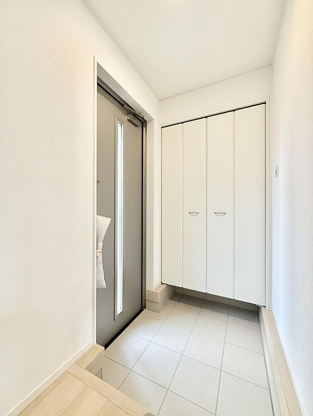 【玄関】■ 家族やゲストをやさしく迎える、心地よい空間