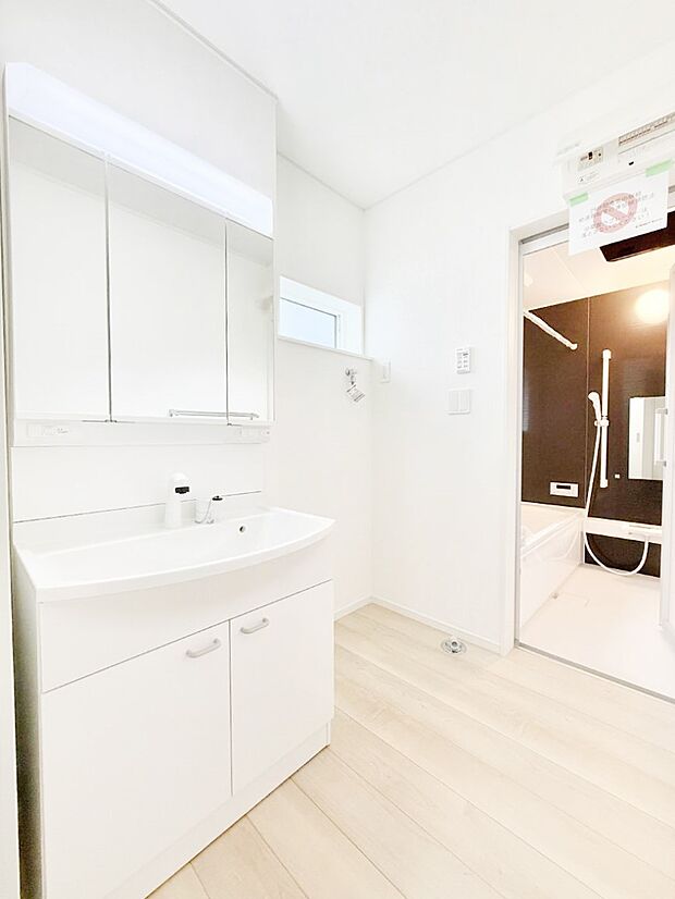 【洗面台・洗面所】■明るい洗面所は毎朝の歯磨きも楽しくできちゃいそうです♪