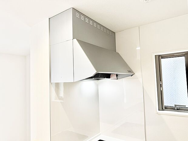 【レンジフード】■調理時の蒸気や匂いが換気扇に誘導され、効率的に排煙ができます。