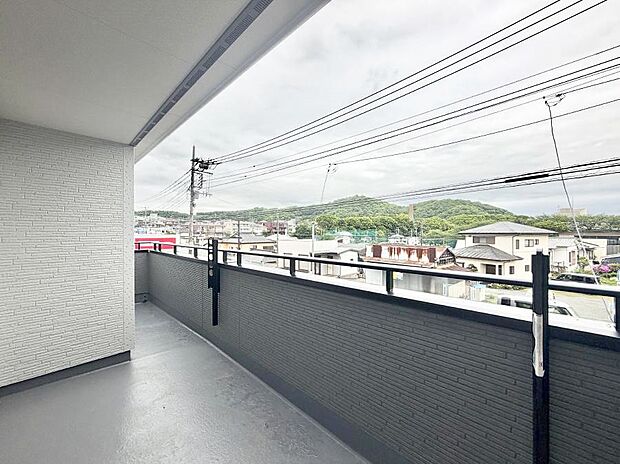 【バルコニー】1号棟  ■ 季節の移ろいを感じられる開放的な空間です