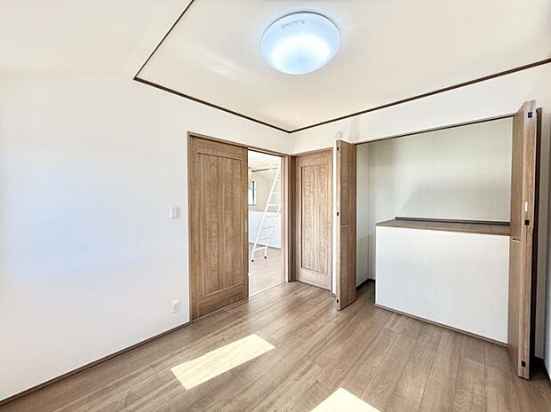 【リビング以外の居室】■落ち着いた色合いのお部屋で穏やかな時間を楽しめます