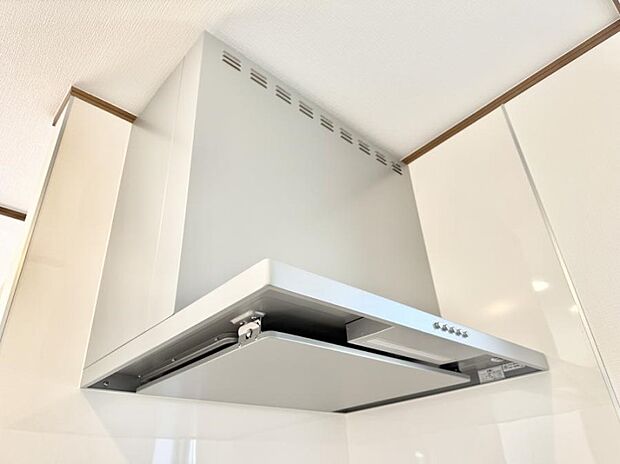 【レンジフード】■調理時の蒸気や匂いが換気扇に誘導され、効率的に排煙ができます。