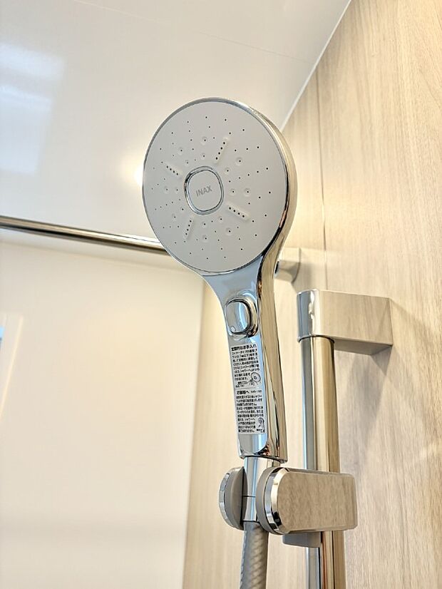 【止水シャワーヘッド】■手元で簡単に止水できるため、水の無駄遣いを減らすことができます。
