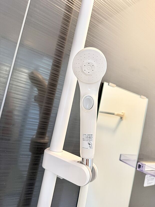 【止水シャワーヘッド】■手元で簡単に止水できるため、水の無駄遣いを減らすことができます。