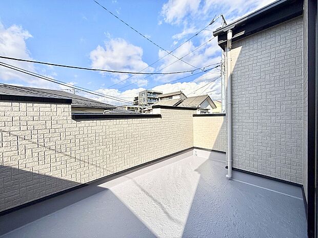 【バルコニー】■ 季節の移ろいを感じられる開放的な空間です