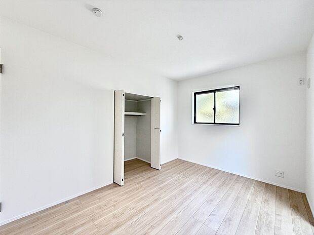 【リビング以外の居室】■落ち着いた色合いのお部屋で穏やかな時間を楽しめます