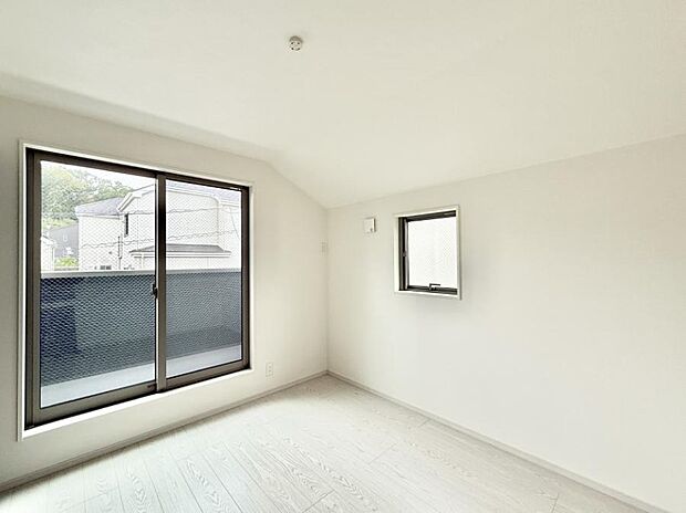 【リビング以外の居室】■清潔感あふれるお部屋で毎日を快適に過ごせます