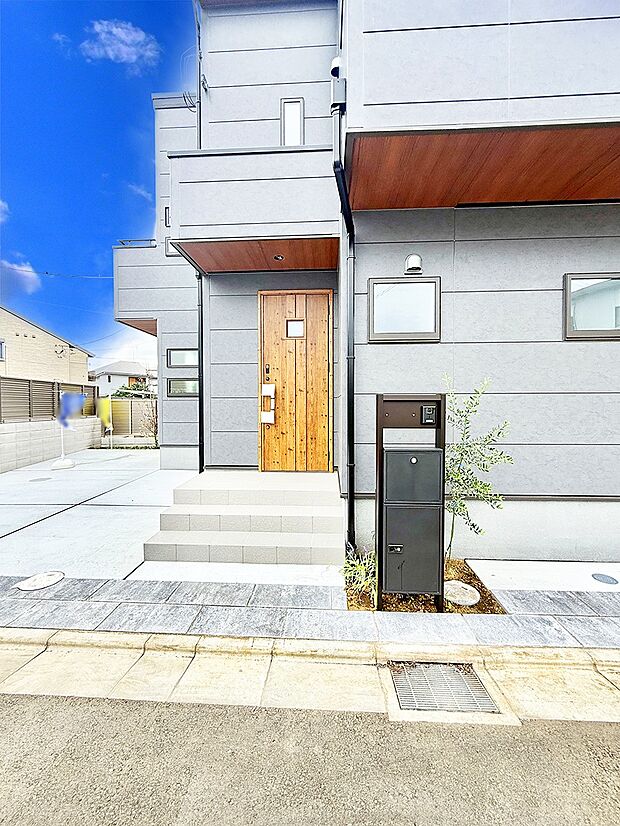 【玄関】■ 家族とゲストをやさしく迎える、心温まる玄関