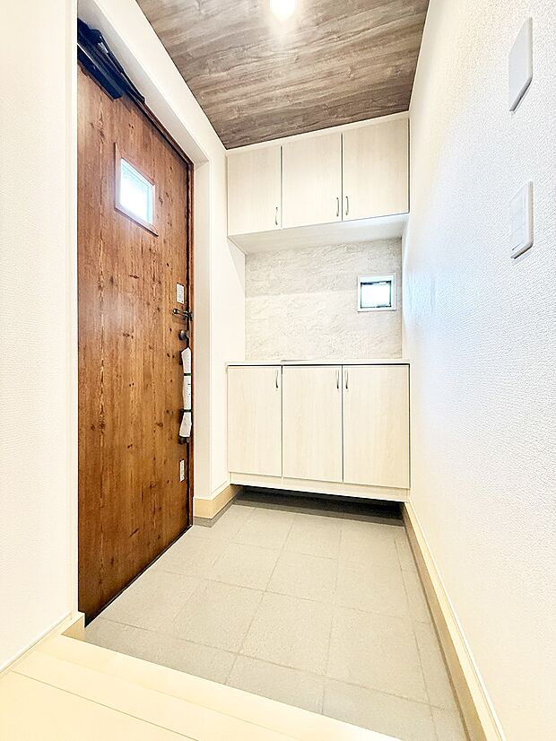 【玄関】■ 毎日を気持ちよく迎える、明るく温もりのある玄関