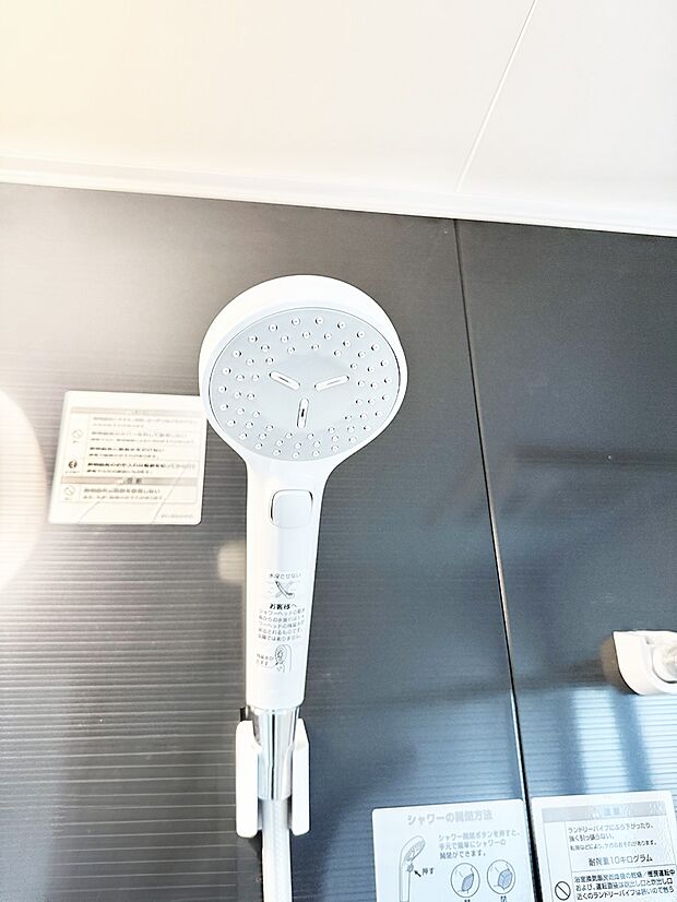 【止水シャワーヘッド】■手元で簡単に止水できるため、水の無駄遣いを減らすことができます。