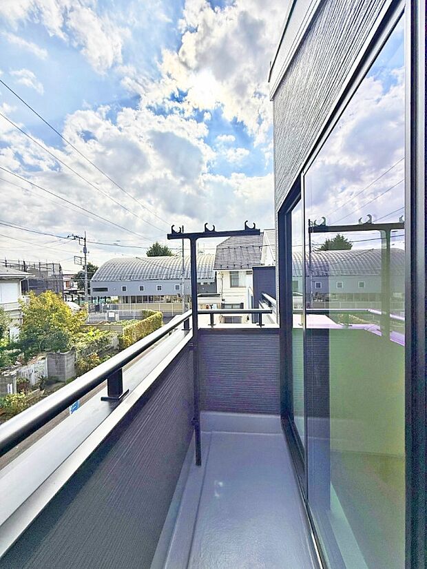 【バルコニー】■ 朝のコーヒーや夜の星空を楽しむ、癒しの場所