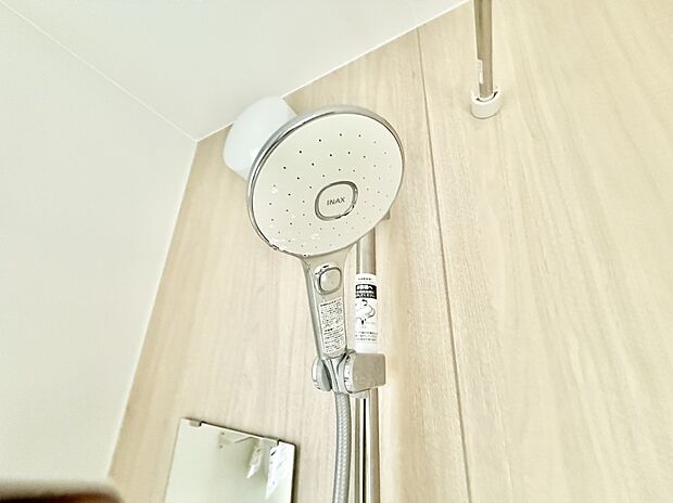 【止水シャワーヘッド】■手元で簡単に止水できるため、水の無駄遣いを減らすことができます。