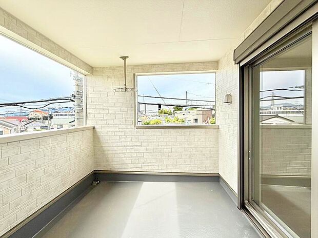 【バルコニー】■ 朝のコーヒーや夜の星空を楽しむ、癒しの場所