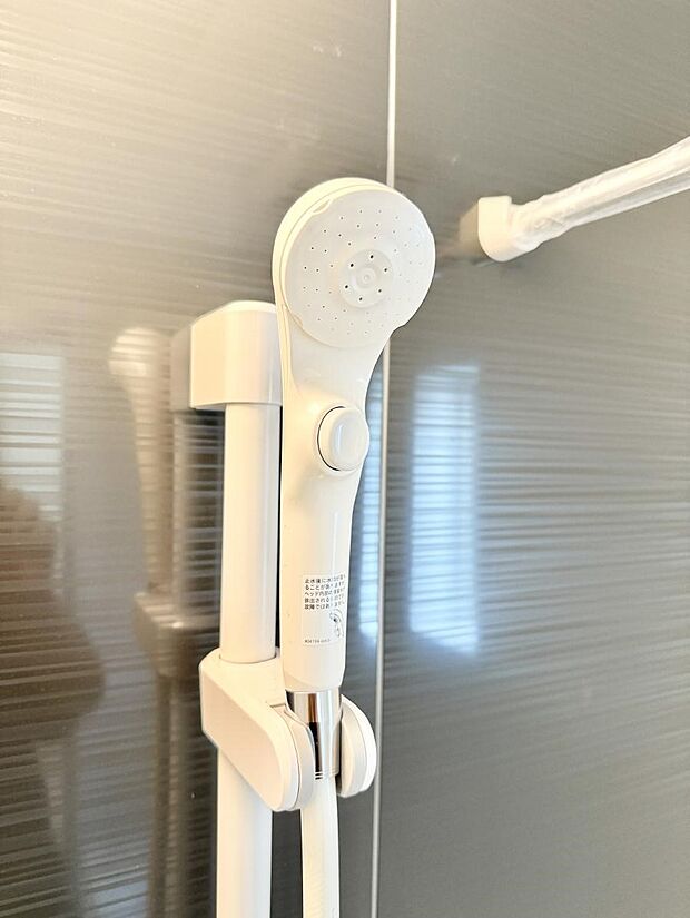 【止水シャワーヘッド】■手元で簡単に止水できるため、水の無駄遣いを減らすことができます。