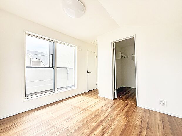 【寝室】■シンプルな空間で、収納付きベッドやデスクなど、多機能な家具を活用しやすいです