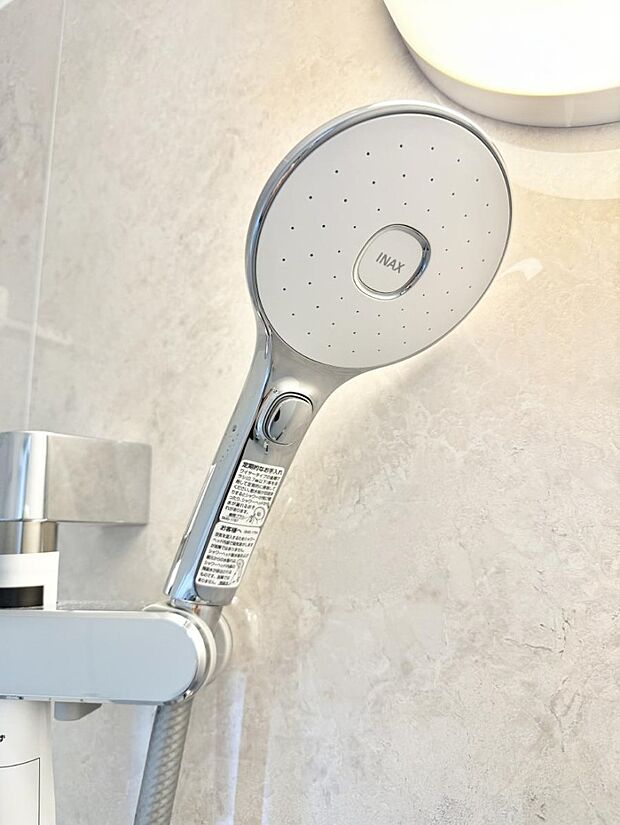 【止水シャワーヘッド】■手元で簡単に止水できるため、水の無駄遣いを減らすことができます。