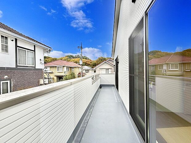 【バルコニー】■ 季節の移ろいを感じられる開放的な空間です