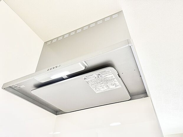 【レンジフード】■調理時の蒸気や匂いが換気扇に誘導され、効率的に排煙ができます。