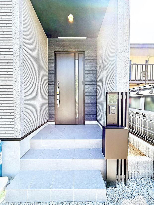 【玄関】■ シンプルで美しく、住まいの第一印象を彩る玄関です