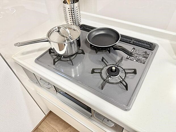 【3口ガスコンロ】■一度に多くの料理ができ便利で効率的