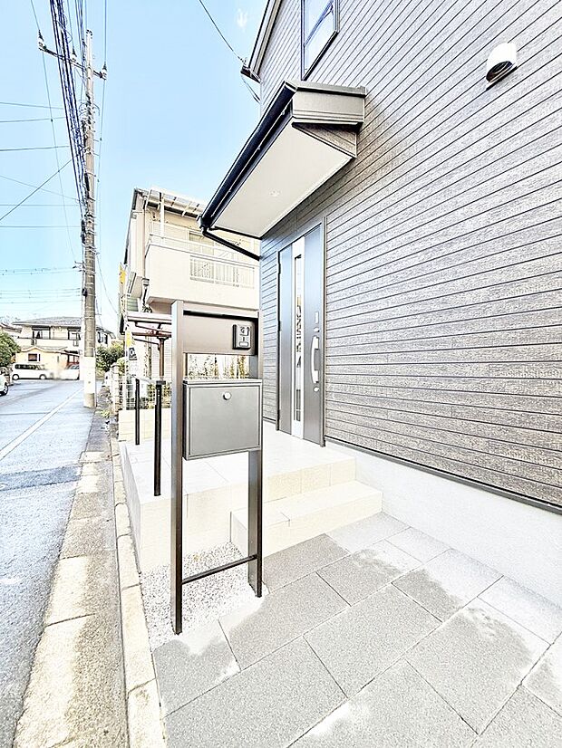 【玄関】■ 帰るたびにホッとする、安心感のある佇まい