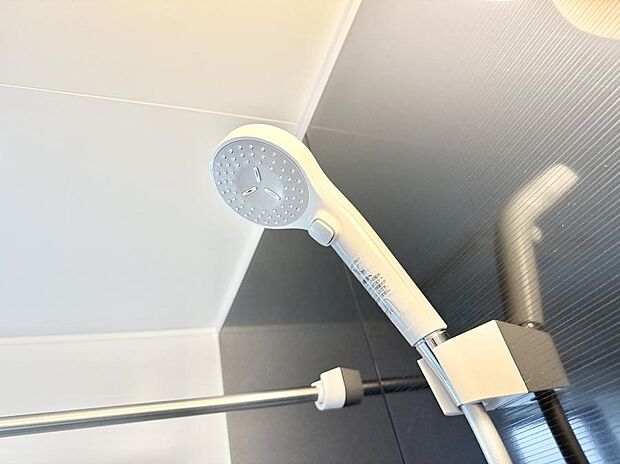 【止水シャワーヘッド】■手元で簡単に止水できるため、水の無駄遣いを減らすことができます。