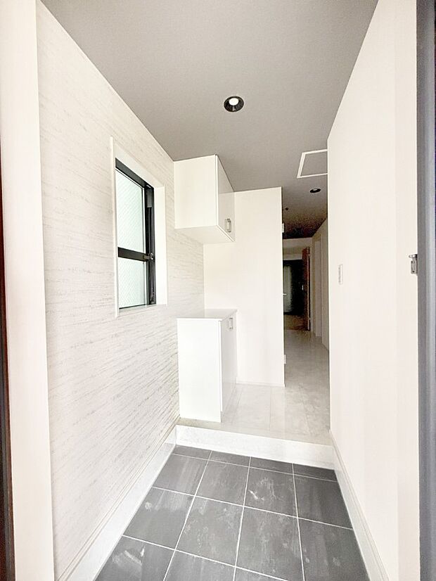 【玄関】■ 毎日を気持ちよく迎える、明るく温もりのある玄関