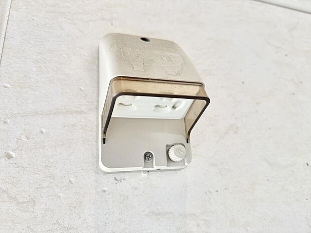 【屋外コンセント】■室内のコンセントから延長コードを引っ張る手間がなくなります。