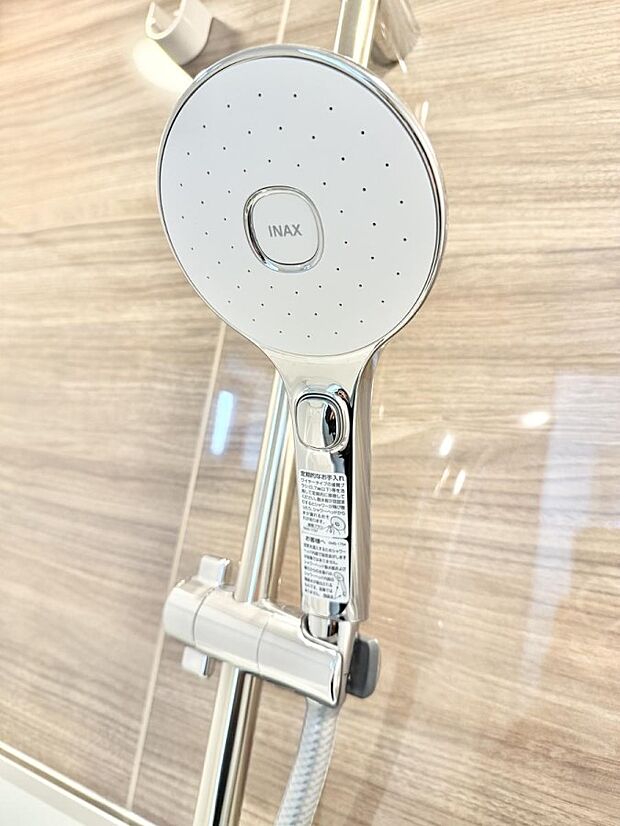 【止水シャワーヘッド】■わざわざシャワー水栓のレバーまで手を伸ばす必要がなく、簡単に止水できる