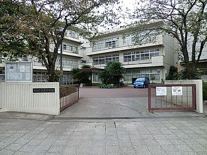 横浜市立大鳥中学校 450m(6分)