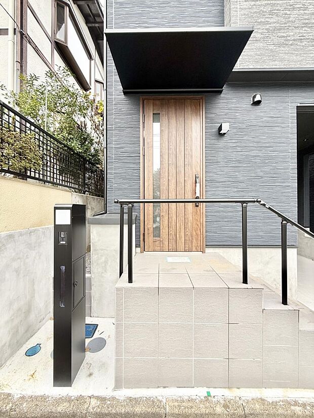 【玄関】■ 帰るたびにホッとする、安心感のある佇まい