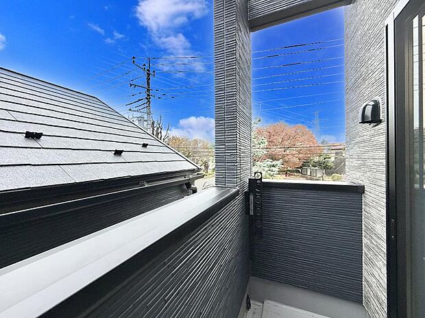 【バルコニー】■ 季節の移ろいを感じられる開放的な空間です