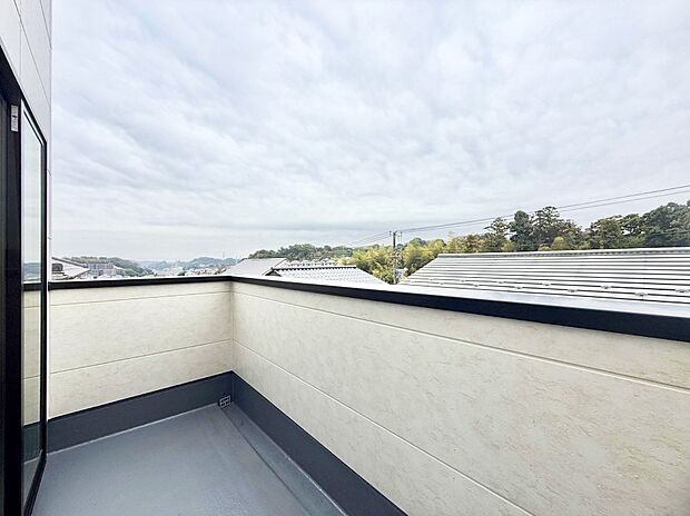 【バルコニー】■ 季節の移ろいを感じられる開放的な空間です