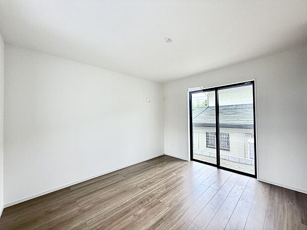 【リビング以外の居室】■落ち着いた色合いのお部屋で穏やかな時間を楽しめます