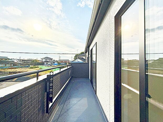 【バルコニー】■ 朝のコーヒーや夜の星空を楽しむ、癒しの場所