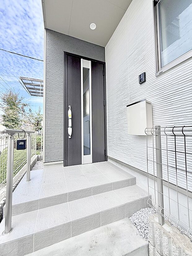 【玄関】■ シンプルで美しく、住まいの第一印象を彩る玄関です