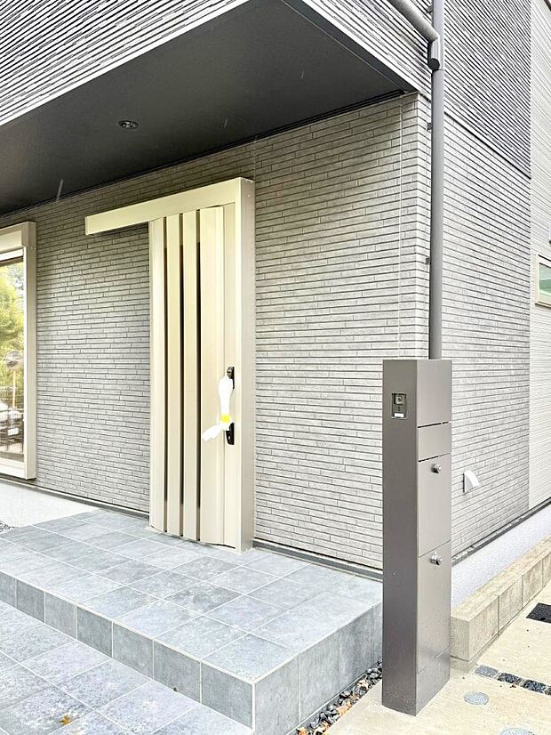 【玄関】■ 心地よい暮らしへとつながる、温かい玄関