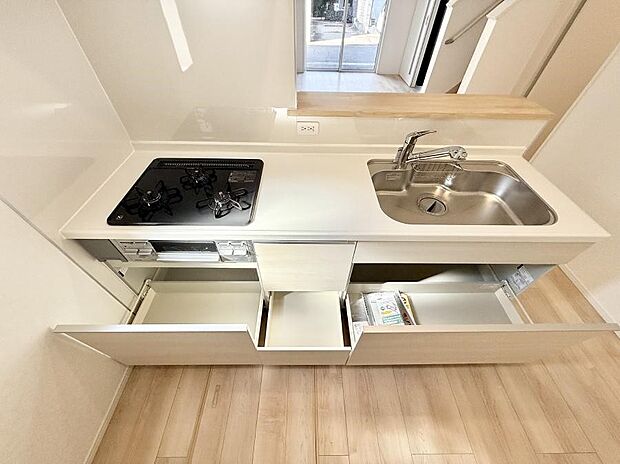 【リビング】■光と風を感じる、リラックスできる空間