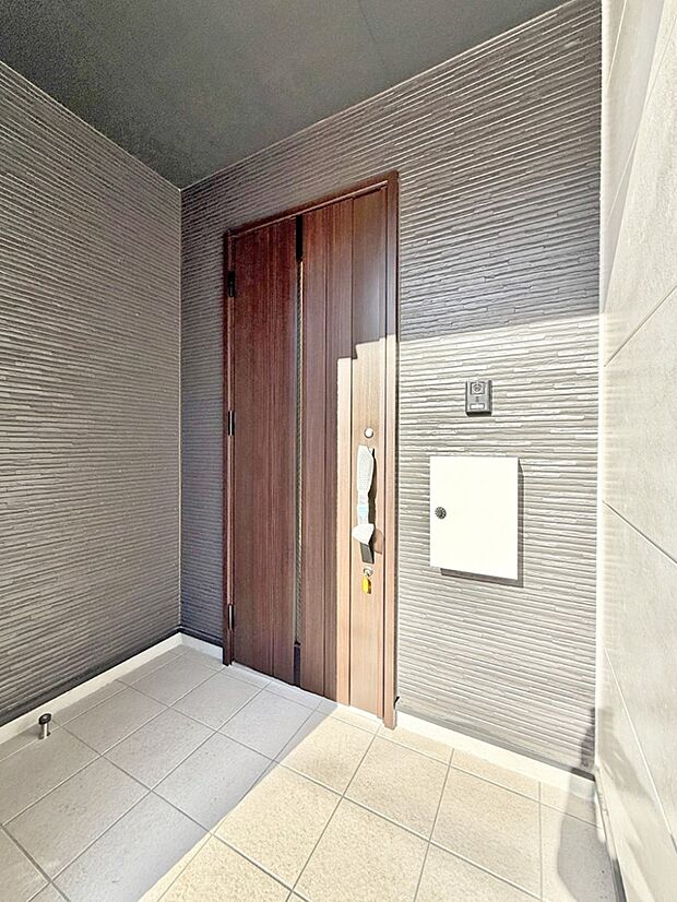 【玄関】■ シンプルで美しく、住まいの第一印象を彩る玄関です